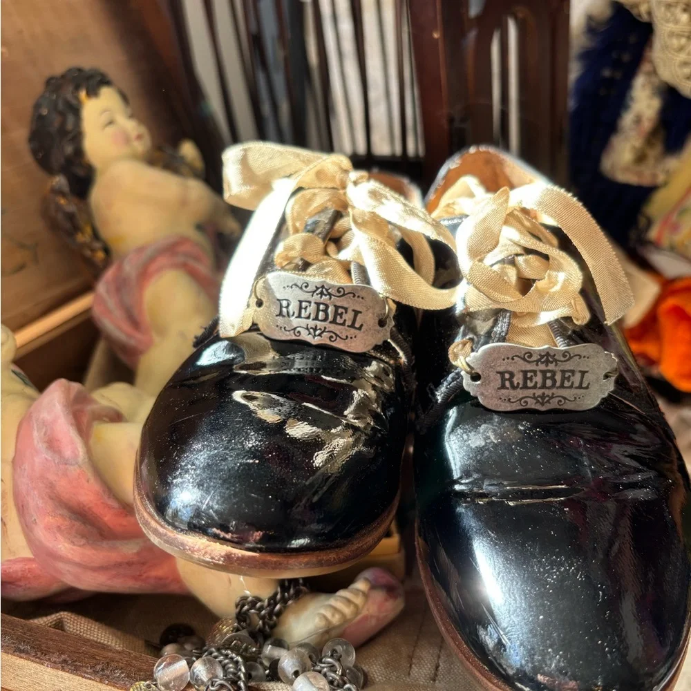 Upcycled black genuine leather black patent tie up brogues oxfords lace up REBEL - Picture 1 of 14